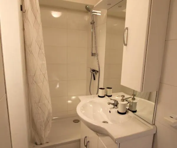 Wunderschön Zwischen Ortsausgang Und Waldesrand Gelegene, Schöne Apartment *