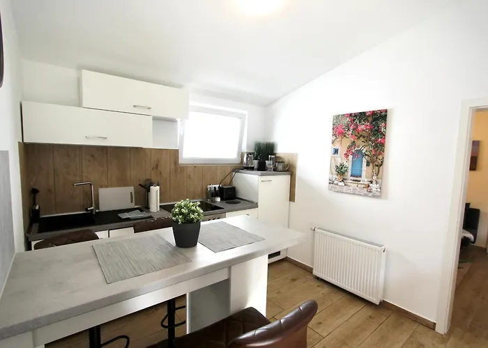 Wunderschoen Zwischen Ortsausgang Und Waldesrand Gelegene, Schoene *